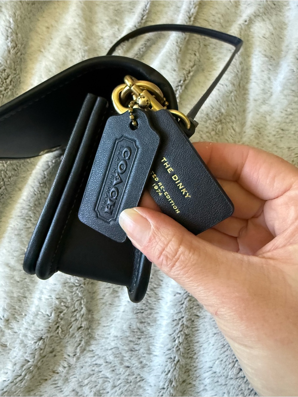 Coach Dinky bag black with gold hardware - Picture 10 of 16